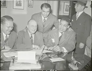 Leon Rains Explaining Contract to Fighters