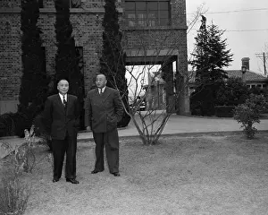 Nanjing Prints: Li Tsung-jen Standing Outside
