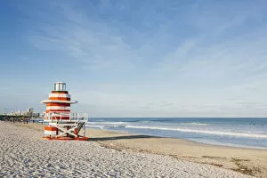 Images Dated 9th February 2016: Lifeguard hut stylized as lighthouse in South Beach, Miami, Florida, USA