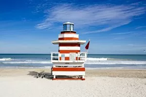 Images Dated 8th February 2016: Lifeguard hut stylized as lighthouse in South Beach, Miami, Florida, USA