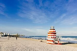 Images Dated 9th February 2016: Lifeguard hut stylized as lighthouse in South Beach, Miami, Florida, USA