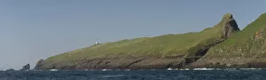 Faroe Islands Collection: Lighthouse and so-called Atlantic Bridge between Mykinesholmur or Mykinesholm and Mykines