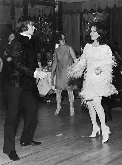 Liz Taylor Dances With Nuyeyev At Her Pa