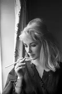 Liz Taylor Portrait Session In Blonde Wig