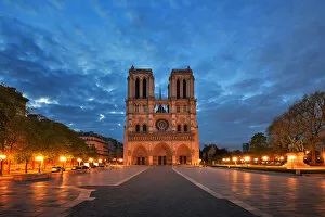 Images Dated 2nd April 2017: lluminated Notre Dame De Paris