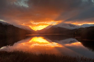 Images Dated 5th December 2012: Llyn Padarn Sunrise