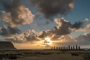 Images Dated 14th February 2016: Lone monolithic giant stone Moai statue looking out to sea at Tongariki, Rapa Nui (Easter Island)