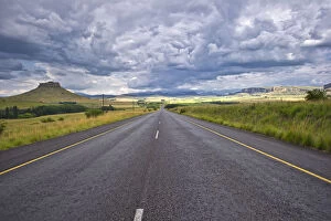 Images Dated 26th December 2012: Lonesome Road near the town of Clarens in the Free State Province of South Africa