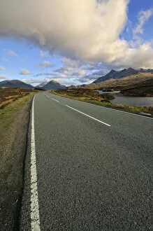 Lonesome road neat to Loch nan Eilean near Sligachan with view of Bruach na Frthe
