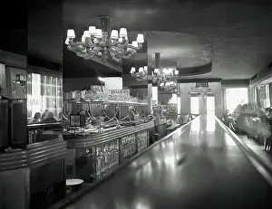 Longchamps Deserted Bar