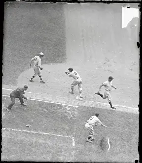 Lou Gehrig Reaching first Base