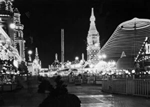 Images Dated 20th January 2016: Luna Park lit up at night, Coney Island, Brooklyn, New York City, 1920s