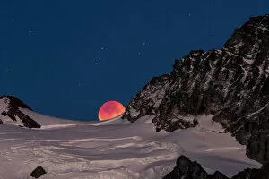 Images Dated 30th September 2015: Lunar Eclipse and Mount Shuksan