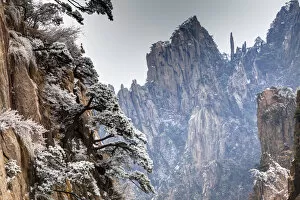 Images Dated 9th March 2012: Majestic Mountain range, Yellow Mountains, China