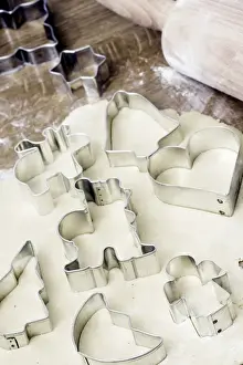 Varying Prints: Making Christmas cookies with dough and cookie cutters