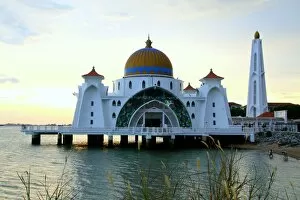 Images Dated 24th July 2016: Malacca Straits Mosque, Melaka, Malaysia