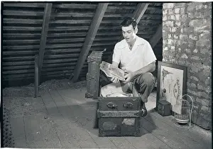 Pamphlet Prints: Man Looking at Papers in a Trunk