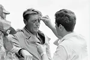 Man Powders Robert Mitchum's Eyebrow
