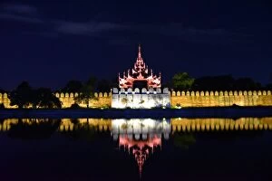 Images Dated 4th January 2016: Mandalay by night