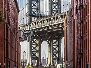 Images Dated 14th April 2018: Manhattan bridge structure framing the Empire State building
