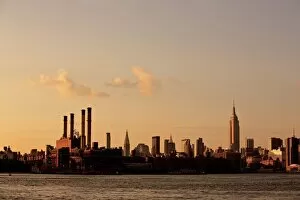East River Collection: Manhattan skyline seen from Williamsburg, Brooklyn