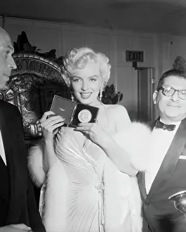 marilyn-monroe-holding-award-