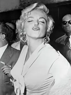 marilyn-monroe-puckering-lips-