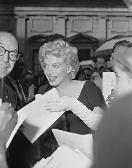 Marilyn Monroe Signing Autographs