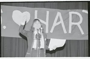 Marlo Thomas Gesturing and Speaking at Political Fundraiser