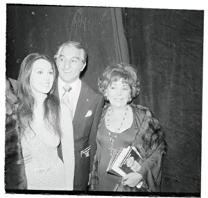 Marlo Thomas Posing with Parents