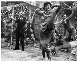 Lac0044 Prints: Marlon Brando And Jean Simmons In Guy And Dolls