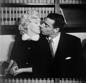 Marylin Monroe and Joe DiMaggio Kissing After Marriage