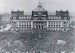 Reichstag Prints: Massive Crowd in Front of Building