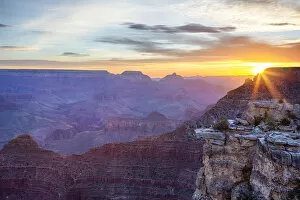 Images Dated 13th March 2016: Mather Point at Sunrise, South Rim, Grand Canyon National Park, Arizona, USA