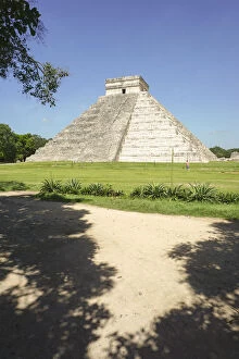 Images Dated 15th December 2017: Mayan Pyramid of Kukulkan, El Castillo, and ruins at Chichen Itza, Yucatan, Mexico