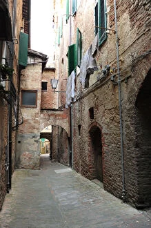 Images Dated 14th July 2015: Medieval alley in Siena