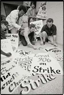 Members Of Uaw Prepare Picket Signs
