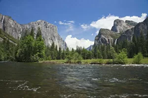 Images Dated 22nd May 2009: Merced River and El Capitan in Yosemite National Park