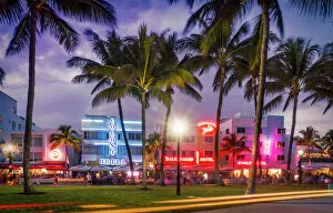 Tropical Climate Gallery: Miami Beach. Ocean Drive at night