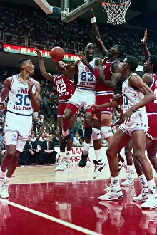michael jordan going basket akeem olajuwon