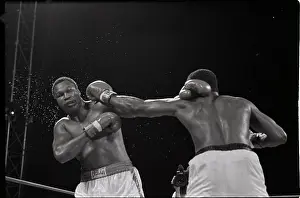 Michael Spinks Hits Larry Holmes In Ring