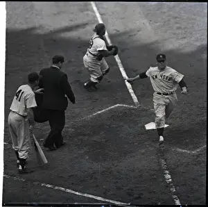 Scoring Prints: Mickey Mantle Crossing Home Plate