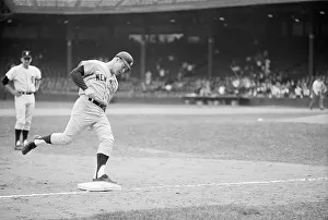 mickey mantle rounding base 535 homer