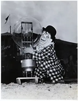 midget-clown-w-large-lightbulb