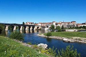 Urban Road Gallery: Millau / France old town at Tarn River - Historic bridge and the Millau Viaduct