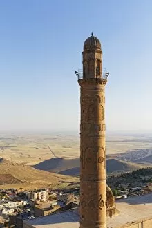 Images Dated 16th May 2014: Minaret of the Great Mosque Ulu Camii, Mardin, behind the Mesopotamian Plain