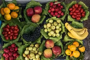 Images Dated 23rd October 2015: Mixed fruit sell on footpath