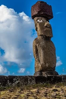 Chile Collection: Moai statue of Easter Island with pukao topknot