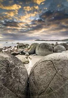 Images Dated 17th December 2011: Moeraki Boulders, geological feature, round rock balls, some fragments lying broken in ruins
