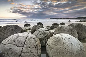 Images Dated 17th December 2011: Moeraki Boulders, geological feature, round rock balls, Coastal Otago, Moeraki, South Island
